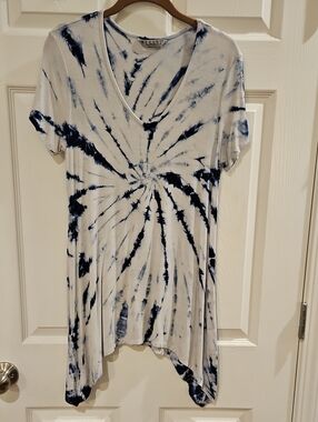 Tryst Blue and White Tie-Dye V-Neck Top